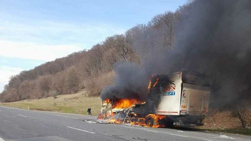 VIDEO Un TIR a luat foc pe DN 1, între Vlădeni şi Perşani/ Traficul a fost oprit