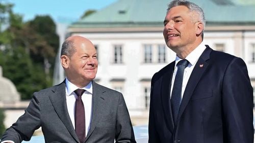 VIDEO Viralul zilei: Strângere de mână ratată între premierul austriac și cancelarul german Olaf Scholz / Karl Nehammer: Sistemul Schengen nu funcționează