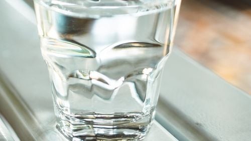 STUDIU Prin fierberea apei de la robinet sunt eliminate aproape 90% din microplastice