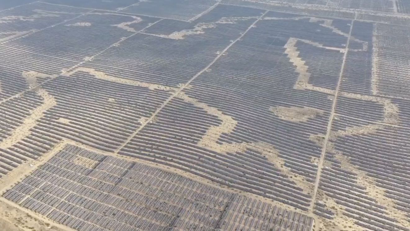 "Marele Zid Fotovoltaic": China își acoperă deșerturile cu panouri solare pentru a-și alimenta economia