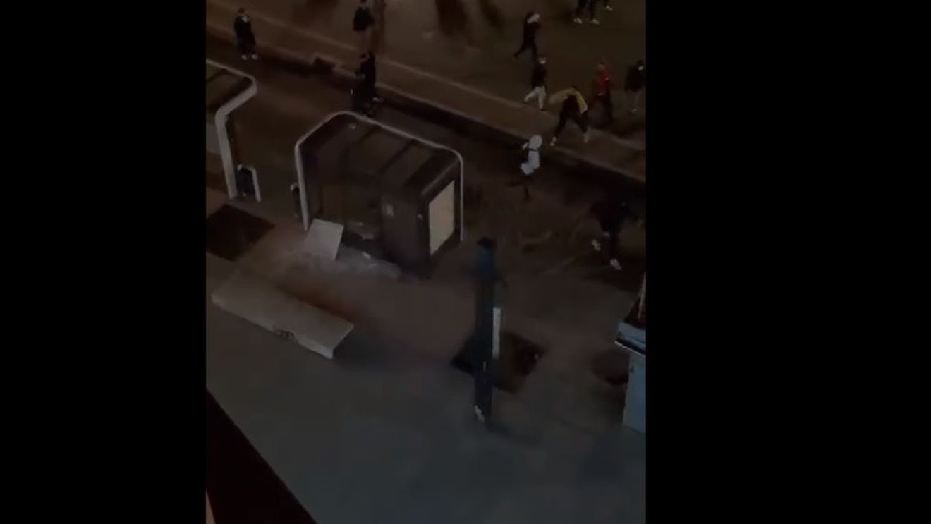 VIDEO Cum au distrus câțiva protestatari din București o stație de autobuz, un tonomat de băuturi răcoritoare și un ecran electronic în centrul Bucureștiului