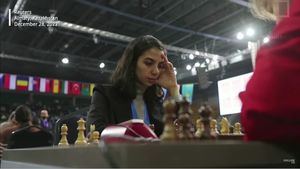 O jucătoare de șah iraniană a fost avertizată să nu se mai întoarcă în Iran după ce a concurat fără hijab. Ea a ajuns marți în Spania – surse Reuters