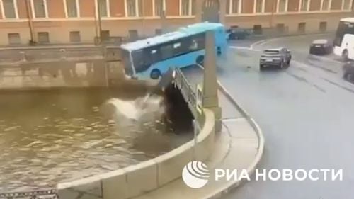 Un autobuz cu 20 de pasageri a căzut de pe un pod şi s-a scufundat în apă la Sankt Petersburg. Sunt cel puţin 4 morţi. Momentul a fost surprins de camerele de supraveghere