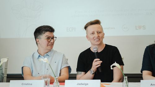 GALERIE FOTO | Primele familii de același sex cer statului român transcrierea certificatelor de căsătorie încheiate în UE / Renate Weber anunță demers pentru abrogarea articolului din Codul Civil care interzice recunoașterea căsătoriilor gay încheiate în străinătate
