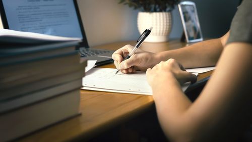 Alianţa Naţională a Organizaţiilor Studenţeşti din România critică noile modificări aduse sistemului de acordare a burselor pentru studenţi / Un ordin al Ministerului Educației elimină studenţii de la forma „cu taxă” din categoria beneficiarilor de burse şi limitează perioada de acordare a acestora pentru ceilalţi