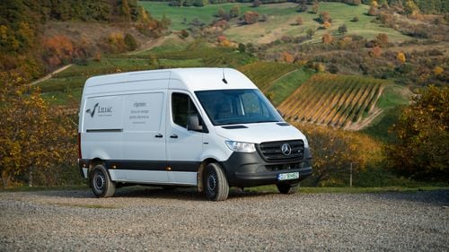 Din vie la cramă și apoi în paharul clienților, pe drum electric. Crama Liliac duce gustul Transilvaniei mai departe cu eSprinter