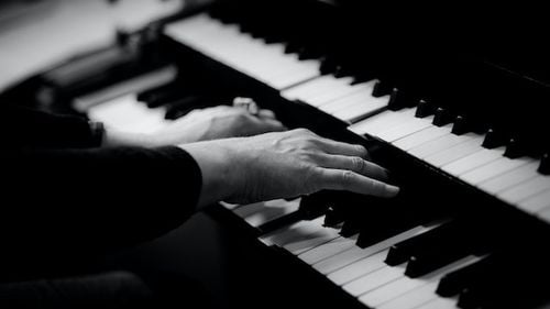 Blind Xmas, la Brașov: Concertul de Crăciun în întuneric, cu muzică interpretată de artiști nevăzători / „Dorim să demonstrăm că dizabilitatea nu este o barieră și că muzica poate fi percepută mult mai intens în absența vederii”