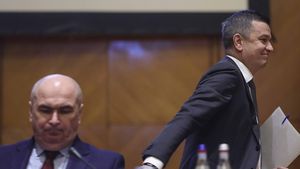 Bolojan și Grindeanu, la Adunarea Generală a Asociației Comunelor / Grindeanu: Se încearcă diabolizarea primarilor / Bolojan: Nu va mai putea fi așa cum eram obișnuiți până acum / Liderul PSD a plecat înainte de discursul premierului / Primăriță PSD: “Am ajuns, român adevărat, să mulțumesc miniștrilor UDMR că ne-au acordat sprijinul”