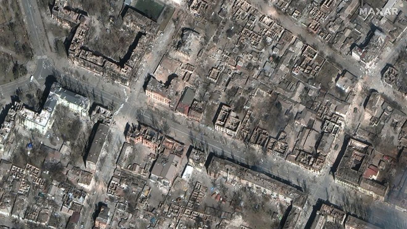 Noi imagini din satelit cu ruinele din centrul Mariupolului, orașul-port din sudul Ucrainei asediat de trupele rusești