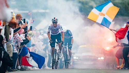 Incident în Turul Franței: Un spectator de pe traseul etapei a 14-a a fost lovit de mașina echipei INEOS-Grenadiers