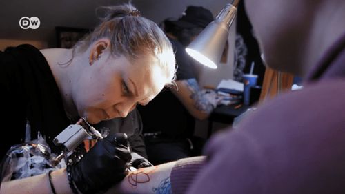 Deutsche Welle: O rusoaică acoperă cu tatuaje urmele cicatricelor femeilor bătute de partenerii lor