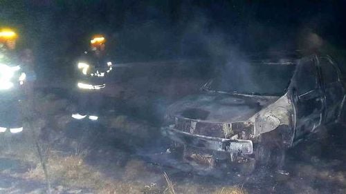 Un autoturism a ars complet după ce şoferul a turat motorul pentru a putea ieşi de pe un câmp, iar vegetaţia uscată s-a aprins