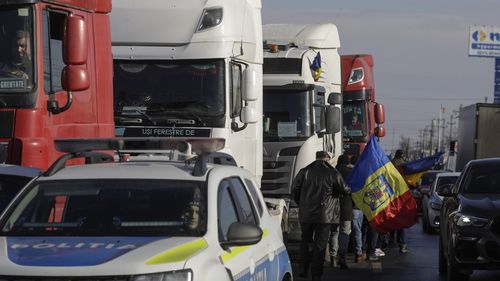 Fermierii au blocat Vama Halmeu (Satu Mare), nemulţumiţi de importurile de cereale din Ucraina / Au lăsat doar un culoar pentru urgenţe