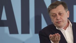 USR: Fostul parlamentar Crin Antonescu promite acum să elimine pensiile speciale ale magistraţilor. Dar ce nu spune este că a fost printre cei care le-au creat
