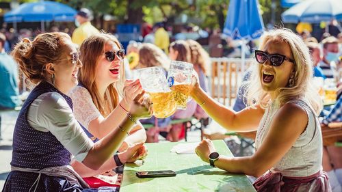 Un milion de vizitatori la Wirtshauswiesn, evenimentul care a înlocuit Oktoberfest-ul / S-au băut 800.000 de litri de bere și s-au mâncat 600.000 de covrigi