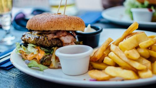 Hamburgerul viitorului: gigantul brazilian JBS va deschide în Spania o fabrică de carne din celule stem
