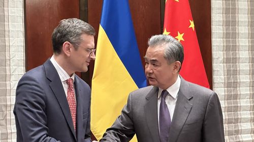 China asigură Kievul că nu vinde arme letale Rusiei / Întâlnire între Wang Yi și Kuleba, la Munchen