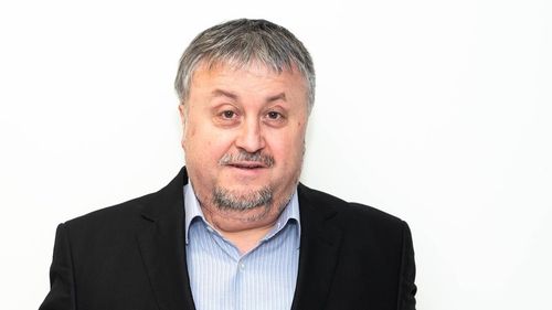 Un senator USR s-a suspendat din partid după ce a lovit un bărbat cu telefonul în cap / ”Am avut o reacție nervoasă necontrolată pe care o regret”