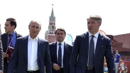 Tolo.ro: Omul lui Putin conferențiază la București cu finanțare de la Dăncilă și Firea. Mari companii finanțează un personaj care propagă discriminarea ca politică de stat