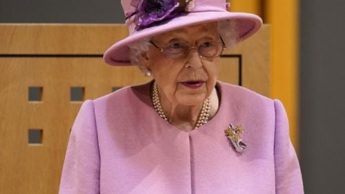 Regina Elisabeta a II-a a refuzat acordarea titlului Oldie of the Year – Bătrânelul Anului, spunând că “ești doar atât de bătrân pe cât te simți”