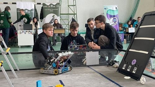 VIDEO Cine sunt adolescenții care construiesc roboți de la zero. România, în topul echipelor care domină competițiile mondiale de robotică