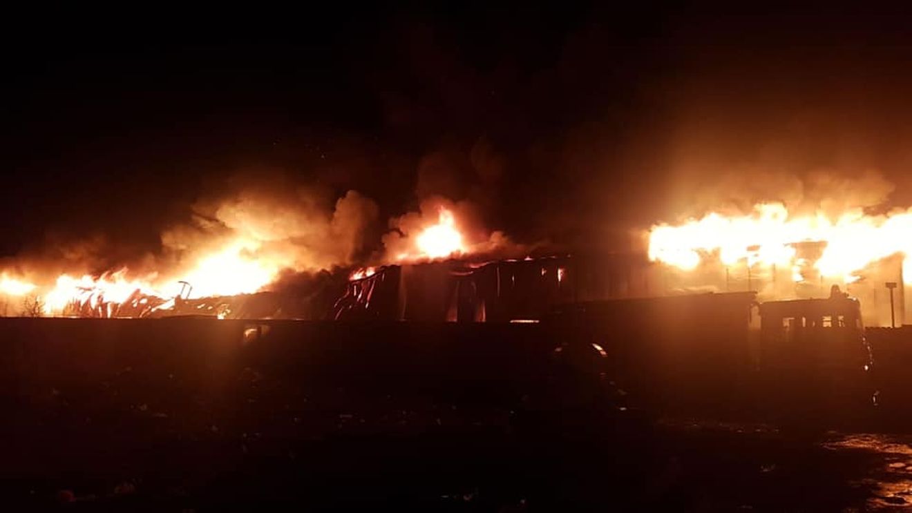 UPDATE Incendiul din Afumați de la depozitul de 4.000  de metri pătrați a fost localizat