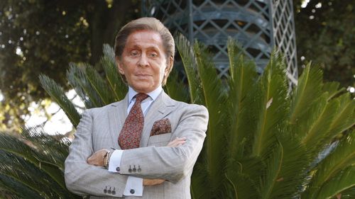 Marele designer italian Valentino a murit la 93 de ani
