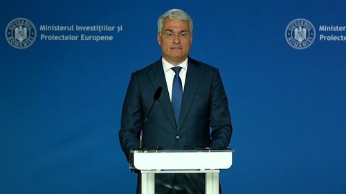 Dragoş Pîslaru spune că şi-a permis „aroganţa” să le ceară angajaţilor ministerului să respecte o ţinută vestimentară decentă: Nu le-am cerut uniformă sau costum cu cravată, însă am sperat să nu vină nici îmbrăcaţi de plajă sau ca la piaţă