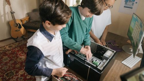 Admitere 2022. Nici jumătate din locurile de la școlile profesionale nu s-au ocupat în prima etapă / Au rămas peste 22.000 de locuri, iar cel puțin 1.860 de tineri vor ajunge aici