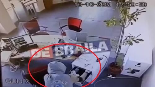 VIDEO Jaf la o bancă din Brăila, un individ a furat câteva mii de euro după ce a amenințat-o pe casieră
