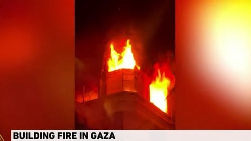 VIDEO Cel puţin 21 de persoane, din care cel puțin 7 copii, au ars de vii într-un incendiu violent dintr-o clădire rezidențială din Gaza/ Imobilul se află într-o tabără de refugiați/ Flăcările au izbucnit la o petrecere aniversară