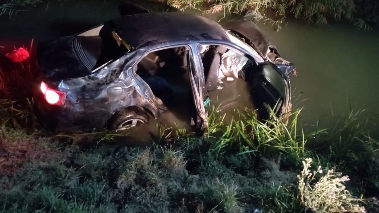 Accident în Vaslui: Un autoturism a căzut într-un râu / Cinci tineri se aflau în mașină