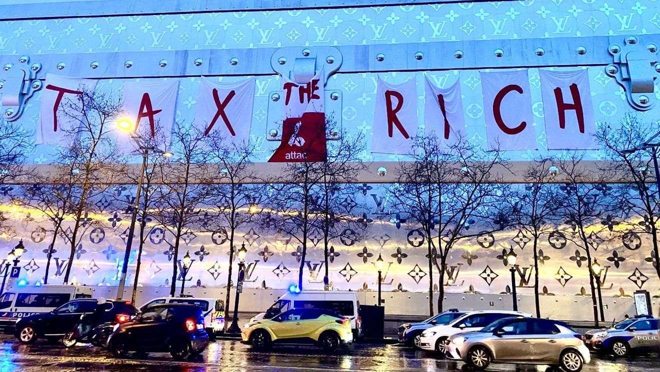 Activiştii Attac au desfăşurat un banner uriaş pe viitorul hotel Vuitton din Paris
