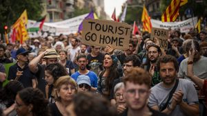 „Omoară un turist”, mesaj văzut în Insulele Canare / Agenții imobiliare din Mallorca, atacate / Se pregătesc manifestații împotriva turiștilor pe insulele spaniole