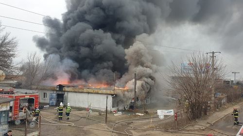 VIDEO Incendiu puternic la un depozit de pe bulevardul Iuliu Maniu din Capitală, la intrarea pe autostrada București-Pitești