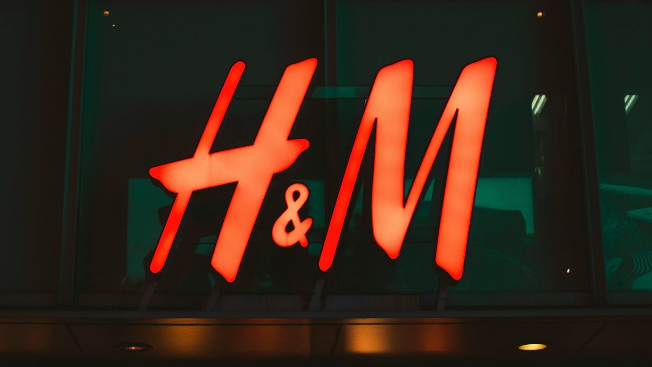 H&M a renunțat la o reclamă la uniformele școlare după ce a fost acuzată de sexualizarea copiilor