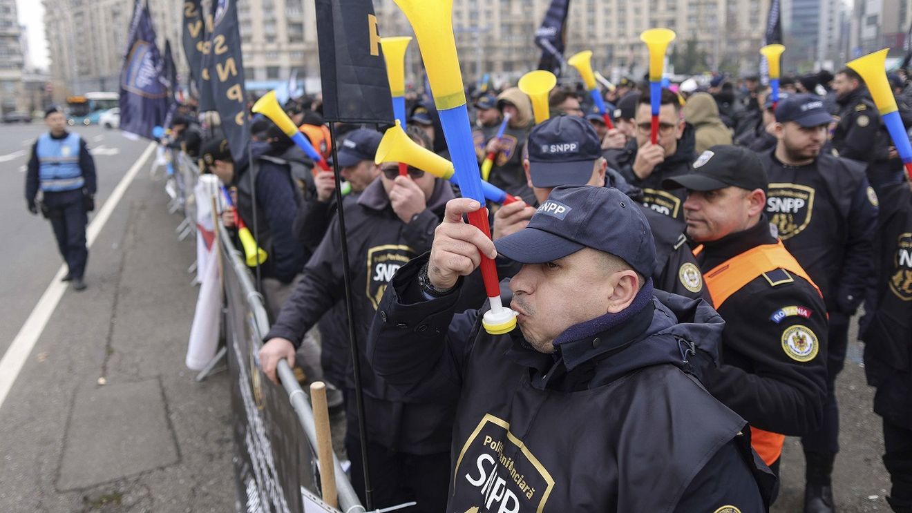 VIDEO Polițiștii din penitenciare și reprezentanții studenților protestează în fața Guvernului / Sindicaliștii din învățământ, asistență socială, primării amenință cu manifestații din cauza ordonanței austerității