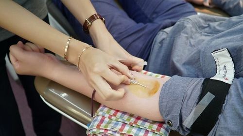 Părinții unui copil italian, bolnav de inimă, le cere medicilor să nu folosească în transfuzii sângele unor persoane vaccinate COVID / Un judecător urmează să decidă dacă se poate cere asta unui spital