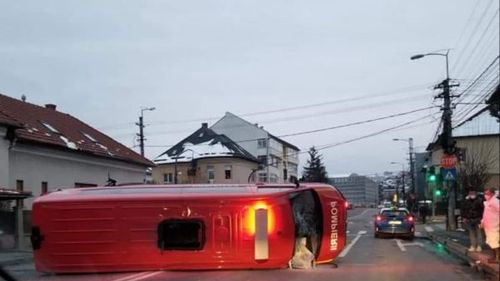 Autospecială a ISU Maramureș cu 14 cetățeni întorși din Franța, implicată într-un accident la Cluj-Napoca. Aeroportul orașului, principala poartă aeriană pentru repatrierea românilor din nordul țării