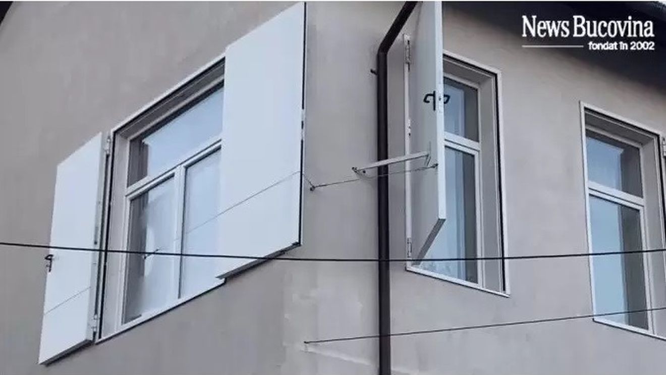 UPDATE Imaginile cu şcoala din comuna suceveană Țibeni au devenit virale pe internet. Primarul susține că aparentele uși montate la ferestre sunt obloane anti-foc