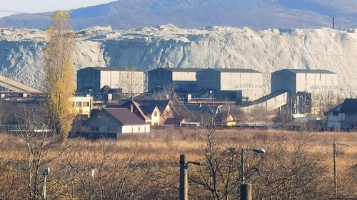 Bacăul nu scapă de muntele de deșeuri extrem de periculoase de la fostul combinat chimic. Consilierii locali de la PSD și Partidul Ecologist au refuzat transferul pentru ecologizare