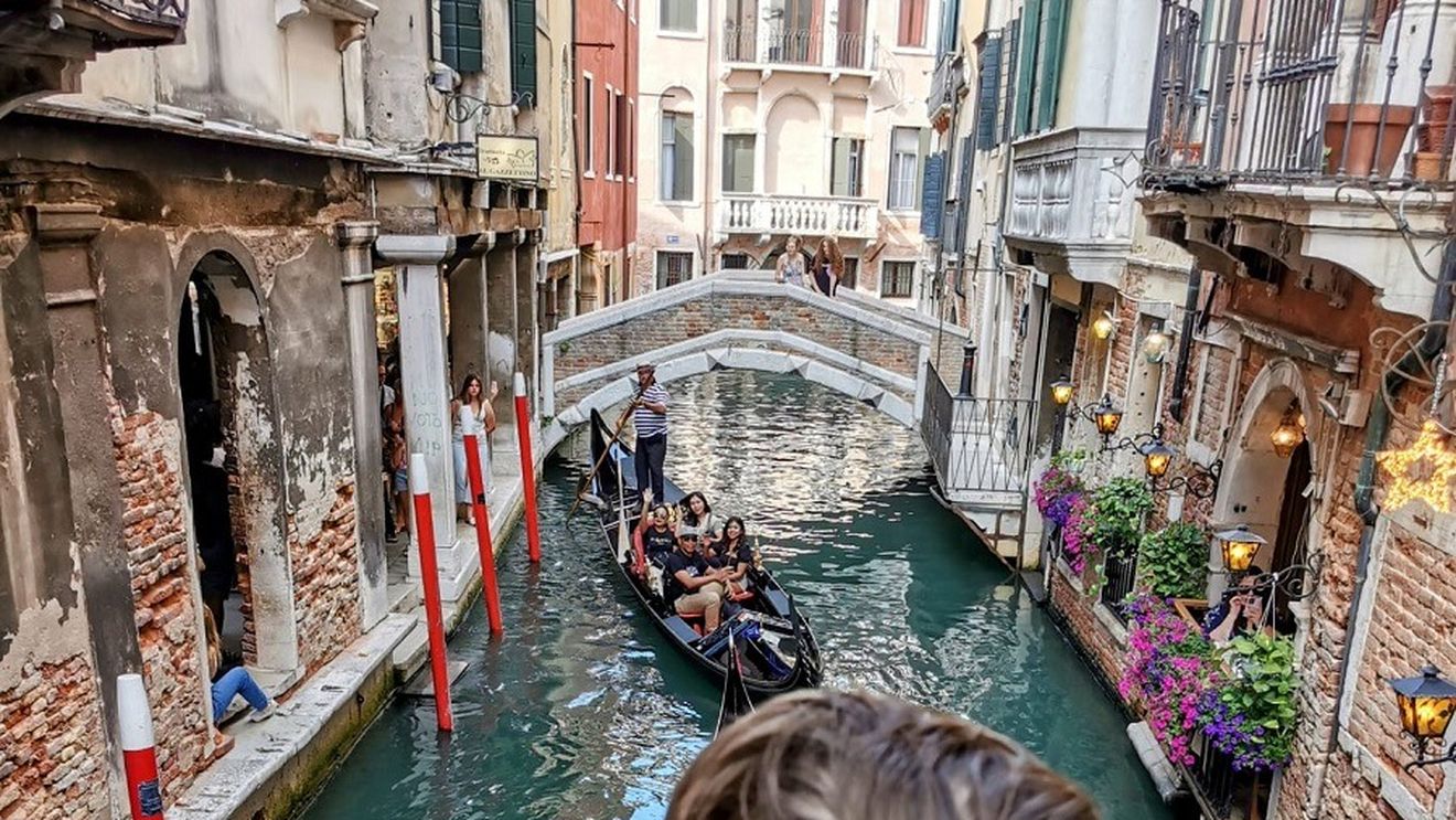 Filmările din Veneţia pentru serialul "Emily in Paris", suspendate după moartea unui asistent de regie / Bărbatul a murit în timp ce se filma una dintre scenele finale