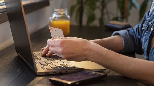 Noul buletin cu CIP care va fi emis în august va putea fi utilizat pentru servicii de înmatriculare, eliberarea cazierului judiciar, plata taxelor și a impozitelor de la distanță doar utilizând cartea electronică pentru autentificare