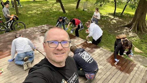 Aproximativ o sută de angajaţi ai Primăriei Miercurea-Ciuc, în frunte cu primarul, au revopsit mobilierul urban din centrul oraşului / ”Vin şi Rusaliile, o să avem foarte mulţi musafiri în oraş”