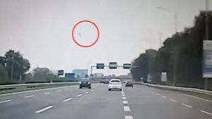 Imagini cu avionul prăbușit în Milano / Aeronava condusă de miliardul Dan Petrescu este total scăpată de sub control