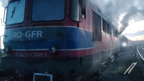 Locomotiva unui tren de călători a luat foc în apropiere de Oradea