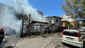 O terasă din Dristor a luat foc, punând în pericol o locuință vecină. Șapte autospeciale intervin pentru a stinge flăcările