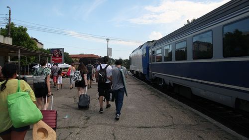 Călătoria cu trenul, coșmarul verii: aproape zilnic cel puțin un incident / Defecțiuni la locomotive, șine deformate de căldură, instalații de climatizare nefuncționale, întârzieri de câteva ore