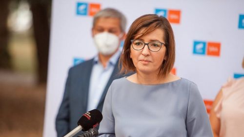 Ioana Mihăilă: Deşi avem recomandarea EMA, deşi sunt semnate contractele cu unul dintre furnizori, livrarea vaccinului pentru copii este întârziată / Guvernul a preferat să împartă fondul de rezervă discreţionar şi să crească pensiile speciale