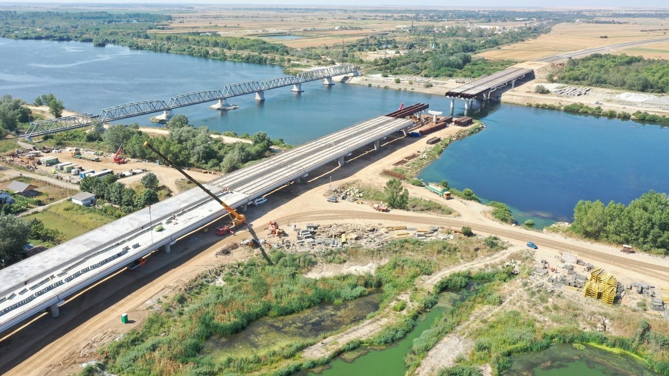 VIDEO Cum arată cel mai mare şantier de autostradă din România. Pe lotul doi al Drumului Expres Craiova – Piteşti lucrează 1.700 de drumari cu sute de utilaje